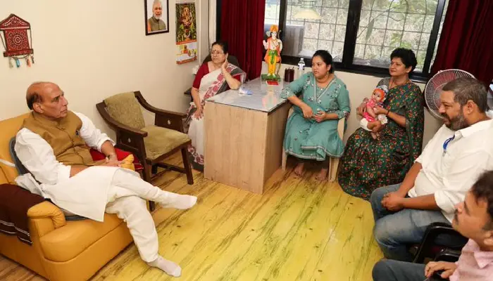  Rajnath Singh Pune Visit | defense minister rajnath singh met the family members of late mp girish bapat