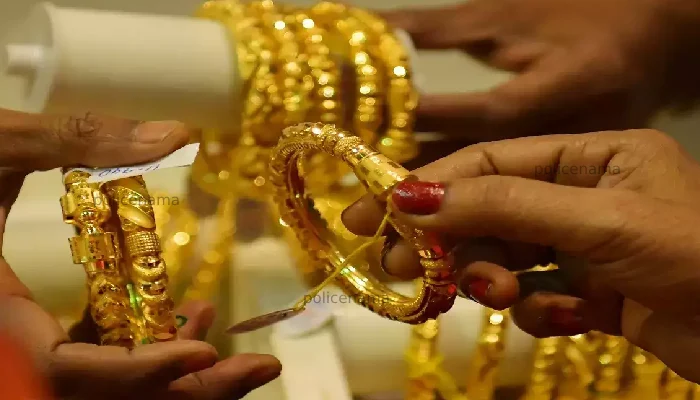 Pune Pimpri Chinchwad Crime News | Gold bangles from two veiled women who came on the pretext of shopping Lumpas, incident in Pune camp area