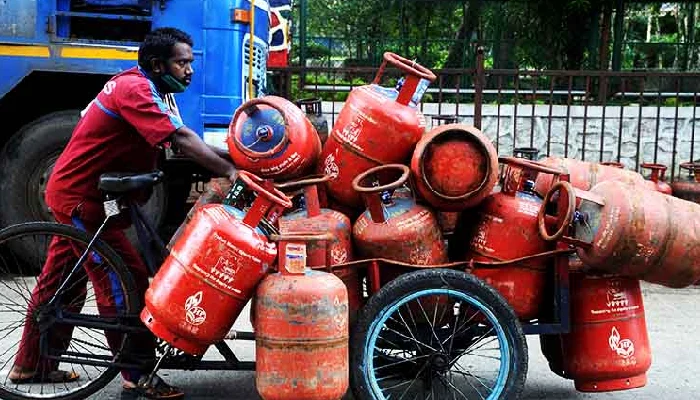 LPG Cylinder Price | Reduction in LPG gas cylinder rates lpg cheaper by 83 rupees 1 st june 2023 Commercial LPG Cylinder