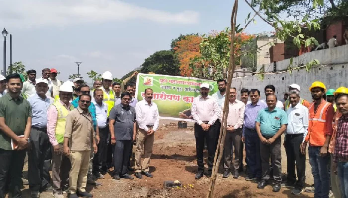 Mula Mutha River Rejuvenation Project | Even before getting permission to remove exotic trees, the Municipal Corporation started planting trees of local species on the occasion of Environment Day.