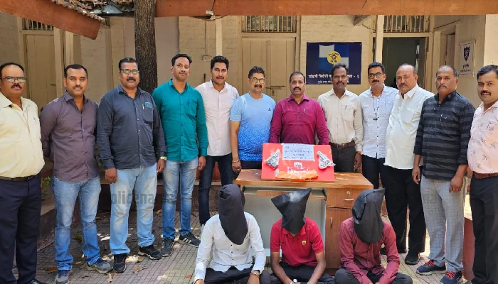 Pune Police Crime Branch News | Anti-extortion Cell-1 of Pune Police crime branch arrested 3 inn criminals! 4 live cartridges recovered from 2 pistols