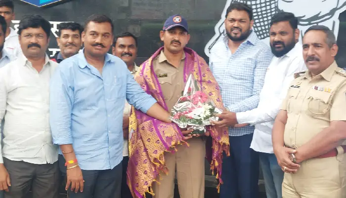 Pune Police News | Cinestyle chase by the Hadapsar police officer in Pune! Escaped criminal in sugarcane field captured; The police are felicitated by the villagers