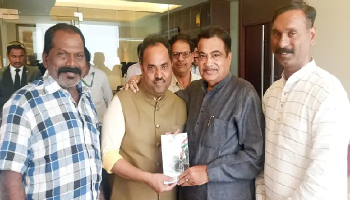 Former MP Sanjay Kakade | He will be the first MP in the country who is delivering the Modi government's plans door to door! Gadkari appreciated Sanjay Kakde's distribution of more than 60 thousand 'Modi@9' booklets