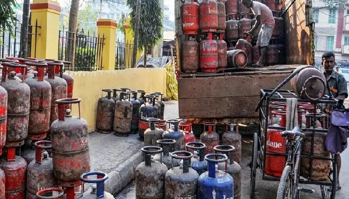 LPG Gas Cylinder Price | bug blow to lpg customers 19 kg commercial gas cylinder rates increased by rs 7 check new rates