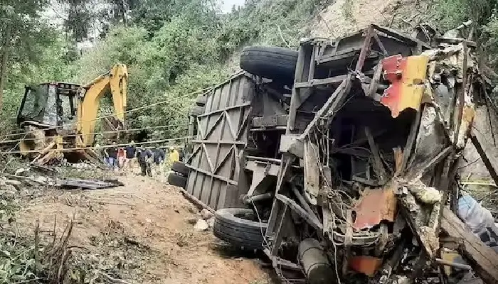   Mexico Bus Accident | mexico bus crash 29 dead 19 injured in tragic accident in oaxaca