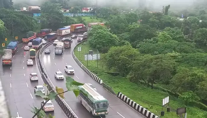 Mumbai Pune Expressway | small landslide near lonavala on mumbai pune expressway traffic snarls near urse toll plaza