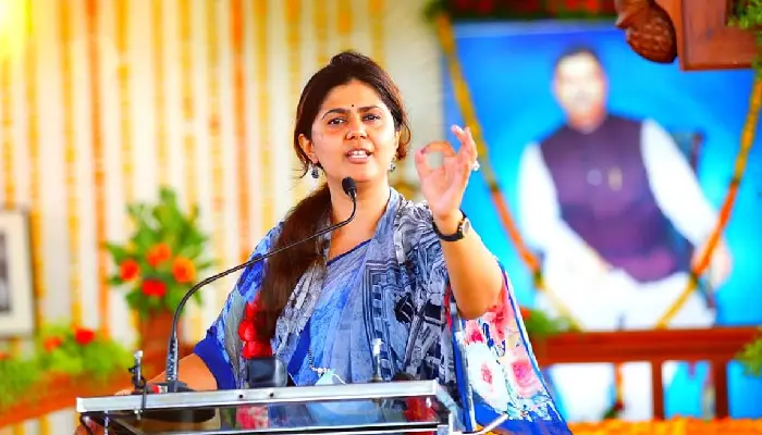BJP Leader Pankaja Munde-Bhagwan Gad | bjp leader pankaja munde speech from bhagwan gad she use famous sher in her speech marathi news