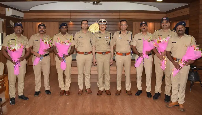 Pune Police News | CP Ritesh Kumar, Jt CP Sandeep Karnik honor the grinning cops declared absconders by NIA