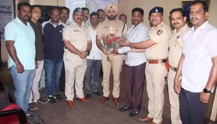 Pune Police News | Faraskhana police arrest absconding accused in Mokka; Deputy Commissioner of Police Sandeep Singh Gill felicitated the police officer