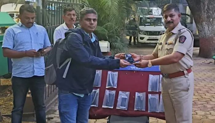 Pune Crime News | ...and the joy on their faces! 16 missing mobile phones handed over to citizens by Wanwadi police