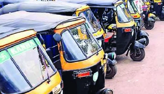 Pune Crime News | Argument between rickshaw drivers over taking passengers at the rickshaw stand in Yewalewadi! One injured the other by throwing a stone on his head
