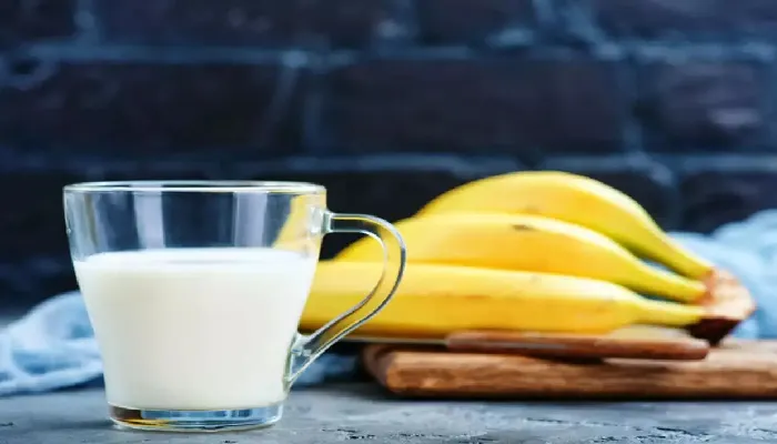Benefits Of Eating Banana With Milk | 4 great benefits of eating banana with milk at night this combination is beneficial for men physical weakness will go away as per dr ds martolia