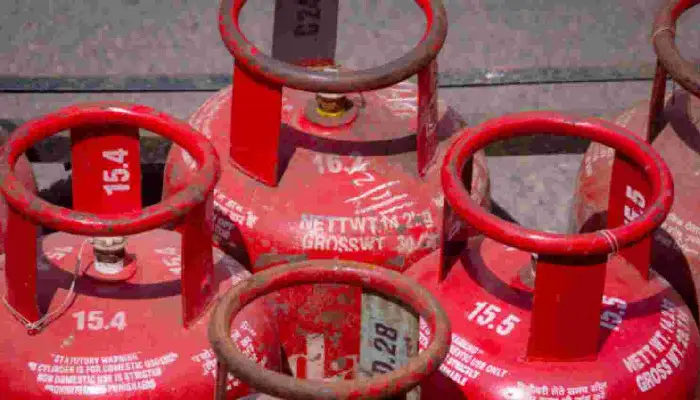 Pune Crime News | Stealing domestic gas in small cylinders in paper sheds; Gas transfer was done through iron pins