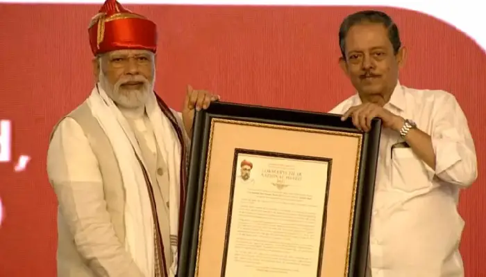 Lokmanya Tilak National Award | special recognition to pune and kashi to the scholars here punyanagari praised by modi after accepting the award