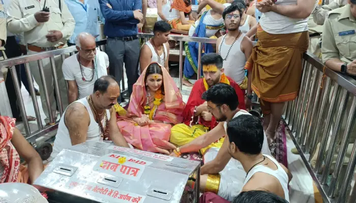 Parineeti And Raghav Chadha | mp raghav chadha parineeti offer prayers at mahakal temple watch video