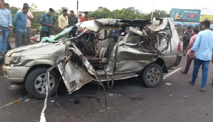 Pune Bangalore Highway Accident | Terrible accident of Tavera car bursting tire near Satara, three of the same family died