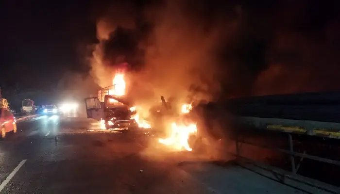 Pune Accident News | Fire breaks out after accident on Pune Solapur Road; A chemical tempo hit the parked container, burning three vehicles