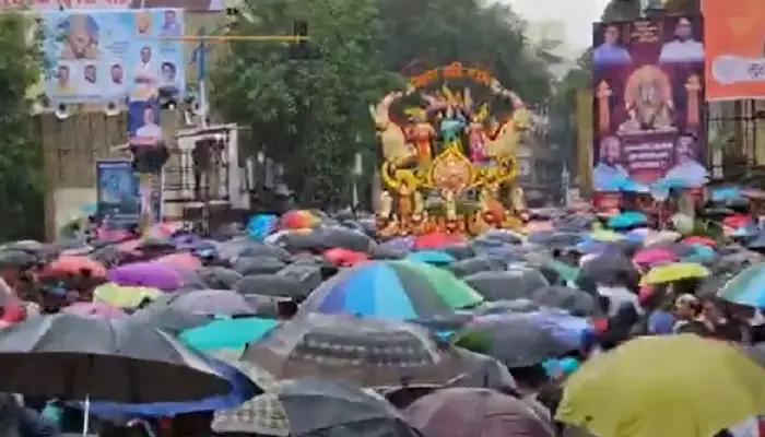 Pune Ganpati Visarjan Miravnuk 2023 | varun raja attends ganarayas farewell heavy rain during immersion