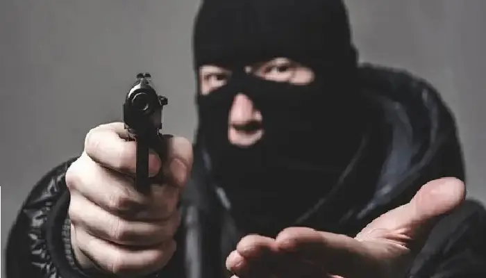 Pune Crime News | Fursungi: A biker was robbed by showing fear of a pistol! A case of robbery has been registered against 12 people who came in a car, motorcycle, investigation by the pune crime branch
