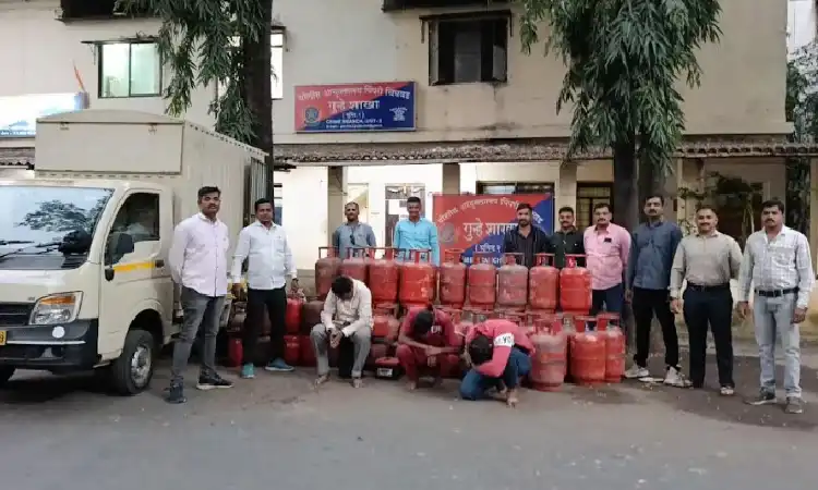 Pune Pimpri Chinchwad Crime News | Three arrested for black market of domestic gas, seized goods worth 4 lakhs; Action of Pimpri Chinchwad Crime Branch