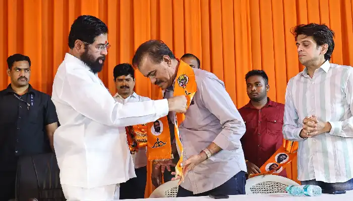 Shivsena UBT Leader Vilas Chawari Joins CM Eknath Shinde | shivsena ubt leader vilas chawari joins eknath shinde led shivsena day before dasara melava mumbai marathi news