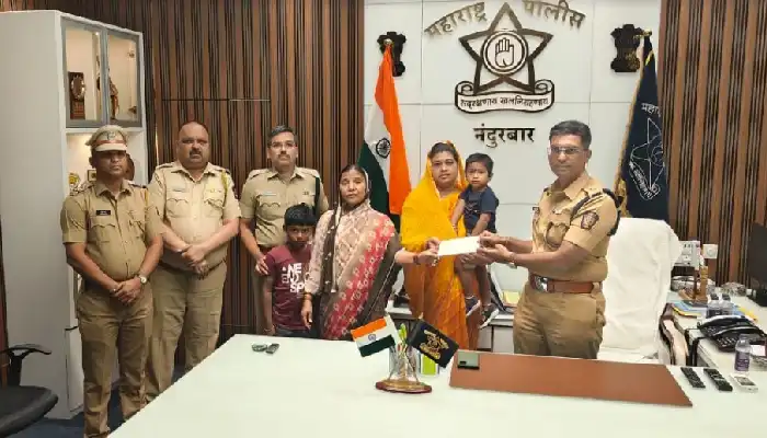 Nandurbar Police | Humanity in khaki uniform! Financial assistance to the family of the police officer who died in the accident, Nandurbar Superintendent of Police PR Patil handed over the check.