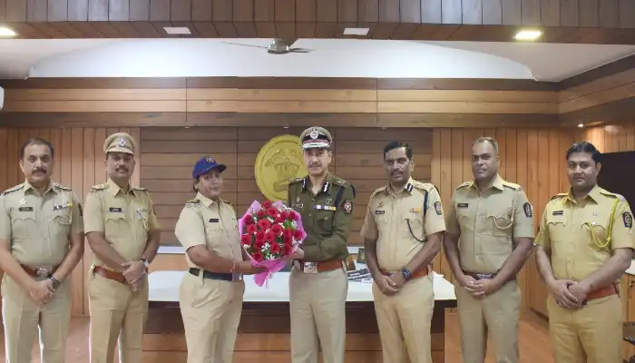 Pune Police News | Ranragini woman policeman in khaki uniform averted a murder incident, felicitated by Police Commissioner Ritesh Kumar (Video)