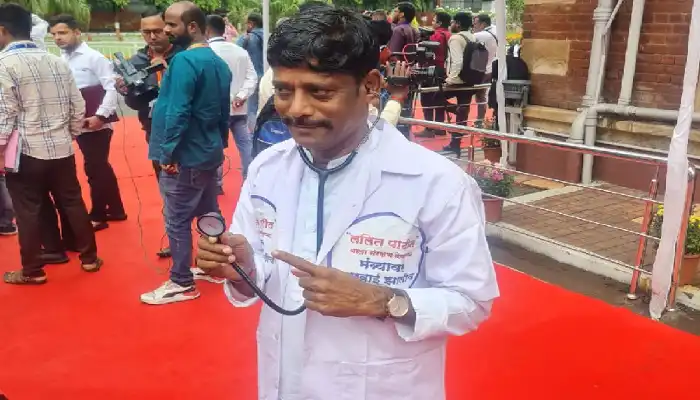 MLA Ravindra Dhangekar | congress mla ravindra dhangekar arrived in vidhan bhavan doctor dresse stethoscope in hand apron on body maharashtra assembly winter session 2023