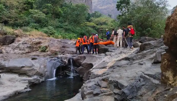 Pune Crime News | Went for a walk with friends and lost his life, young tourist dies in 1200 feet deep ravine of Plus Valley in Mulshi