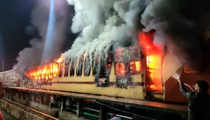 Fire At Pune Railway Station | Fire Breaks Out in Pune Railway Yard; No Injuries Reported