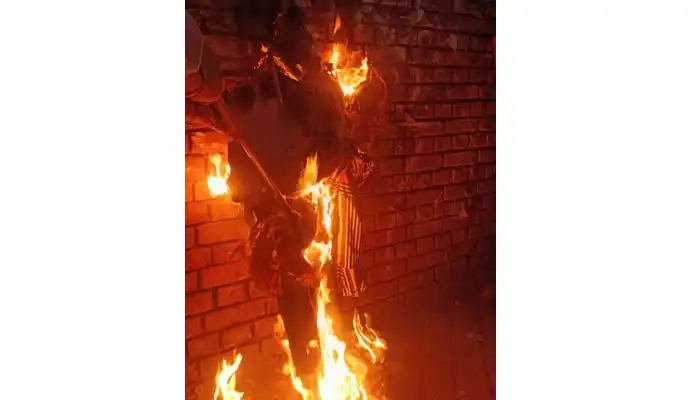 ABVP Vs SFI In Delhi University | Akhil Bharatiya Vidyarthi Parishad protested by burning Student Federation of India effigy in Delhi University