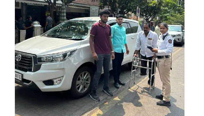 Pune Police News | Pune: By helping a disabled person, the police showed humanity in 'khaki'!