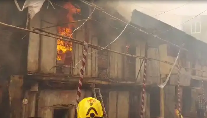 Pune Fire News | Fire breaks out at an old wooden wada near Shrimant Bhau Rangari Ganpati Temple in Pune (Video)