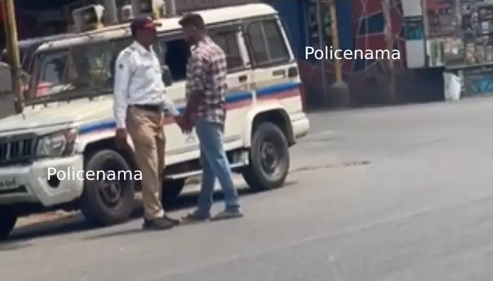 Pune Traffic Policeman Suspended | Pune: Suspension action against traffic police who take bribe in broad daylight (Video)