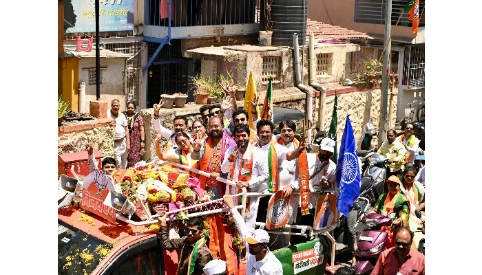 Pune Lok Sabha Election 2024 | The bike rally of Muralidhar Mohols was welcomed by throwing flowers in Kasba Vidhan Sabha, a large crowd of citizens!